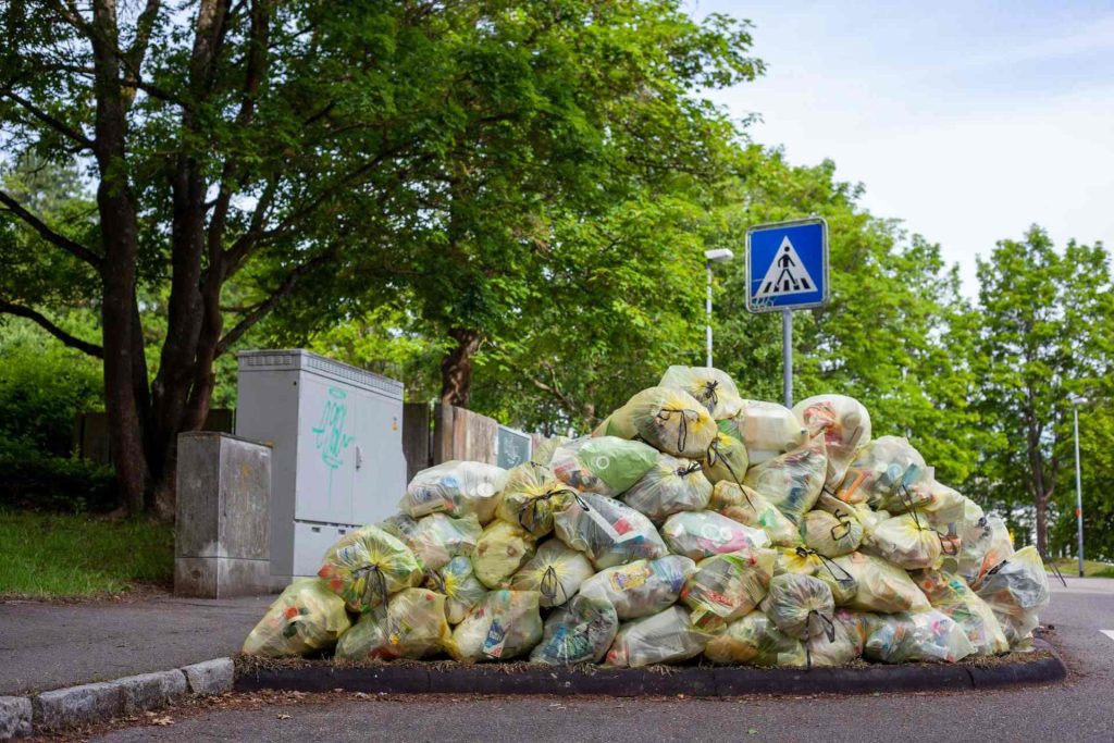 déchets sur la route