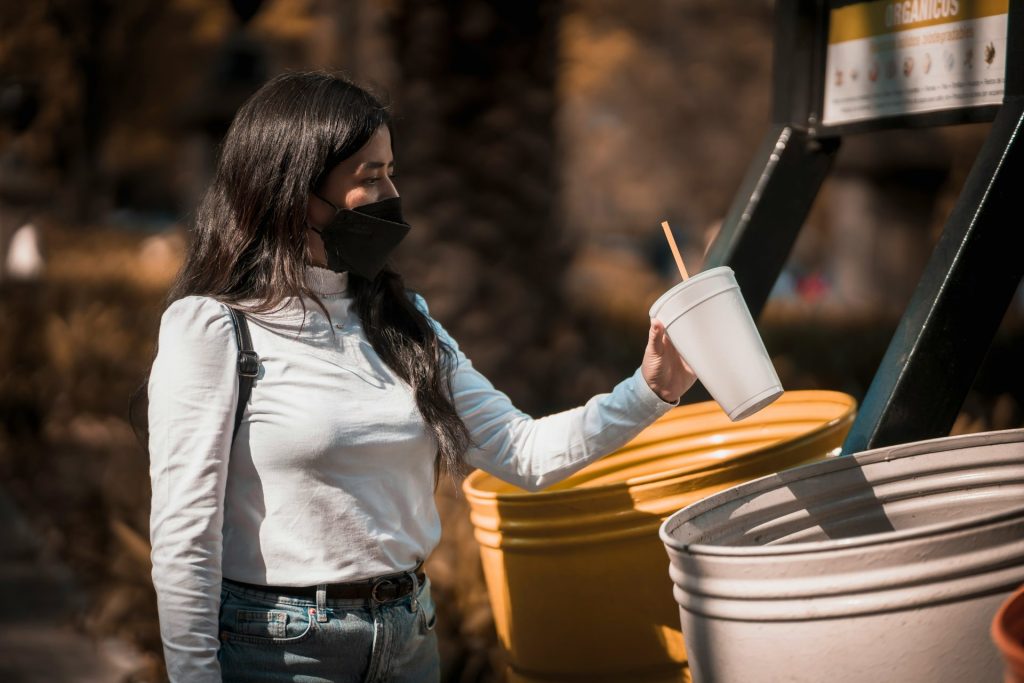 une femme en chemise blanche tient une tasse