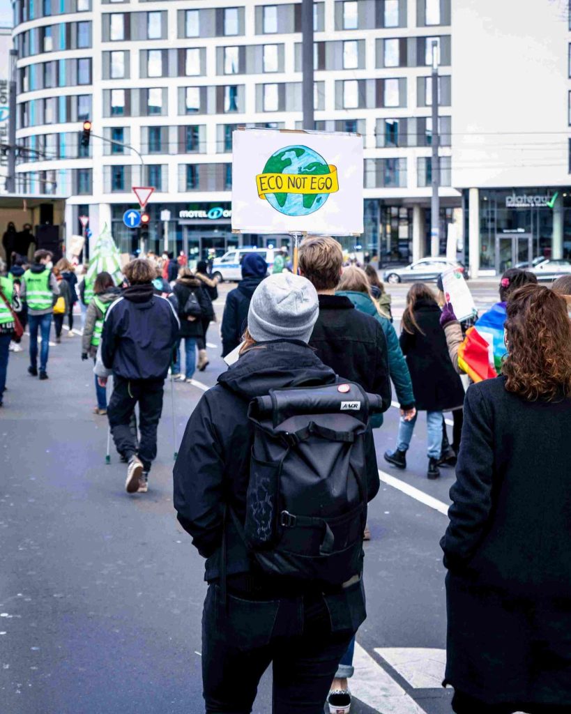 personnes marchant dans la rue